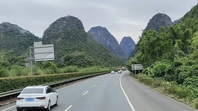 高速公路行驶风景高铁两旁桂林喀斯特地貌