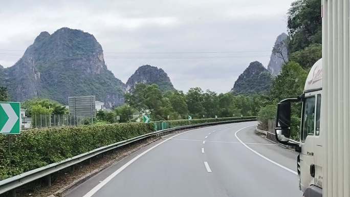 高速公路行驶风景高铁两旁桂林喀斯特地貌