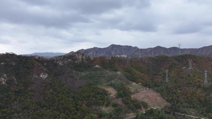 航拍俯瞰威海市环翠区猴子山山林秋色