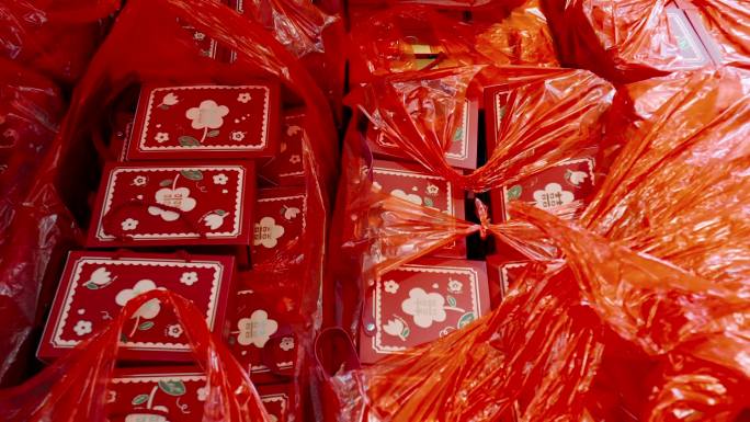 红色塑料袋里的喜糖盒子