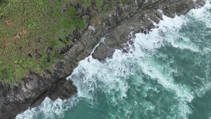 东南亚泰国普吉岛清澈的绿松石海水和礁石