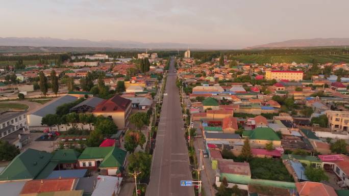 航拍清晨新疆特克斯县的彩色房子