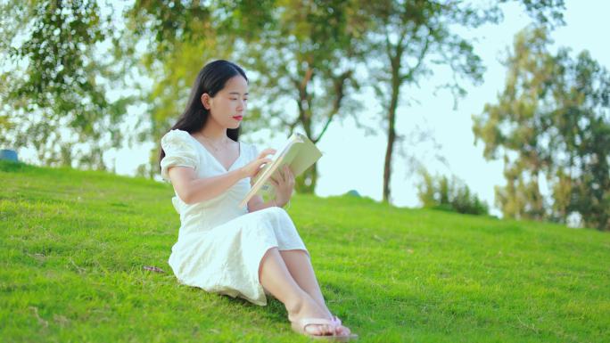 夏日唯美草地美女坐在草地上看书