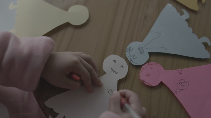 小孩画画剪纸彩色小纸人双手画线条儿童画