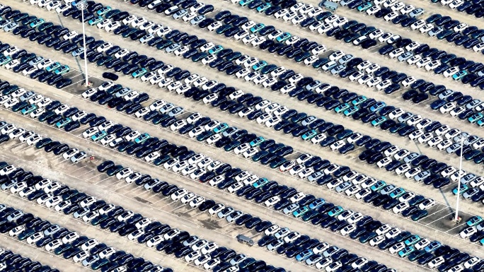 航拍大型汽车停车场新能源汽车工厂长镜头