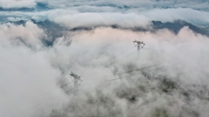 云端的电力铁塔航拍4K