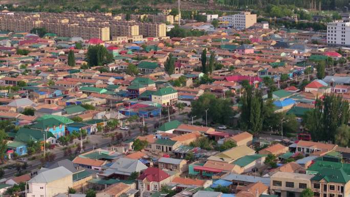 航拍清晨新疆特克斯县的彩色房子35