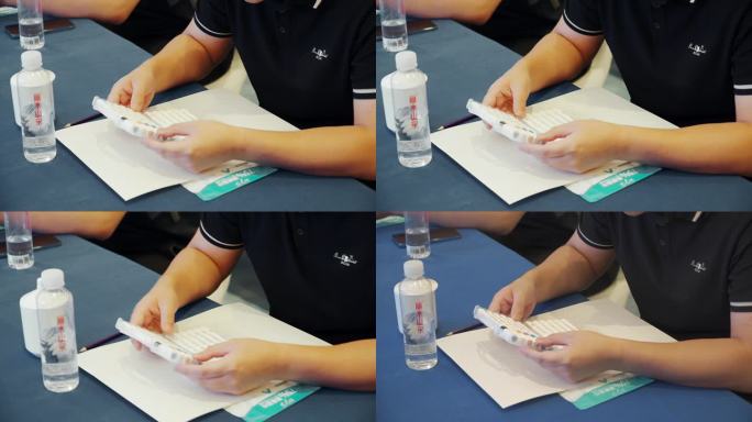 男人手里的水彩画笔