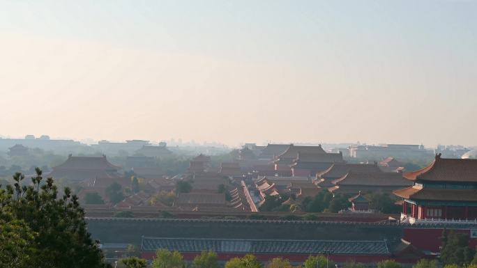 秋季清晨北京景山公园俯瞰故宫博物院晨雾
