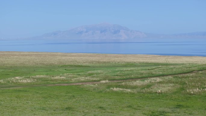 航拍夏天的新疆赛里木湖