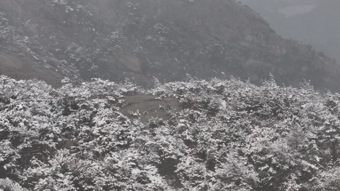 航拍山东省文登区昆嵛山楚岘村山野松林风雪