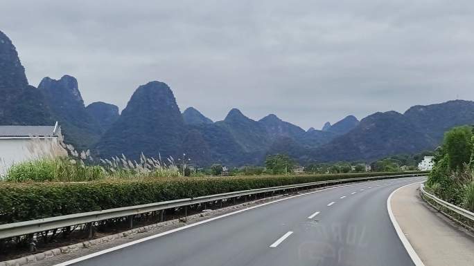 高速公路行驶风景高铁两旁桂林喀斯特地貌