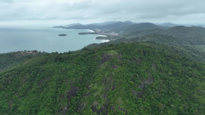 航拍东南亚泰国普吉岛海岸线热带雨林风光