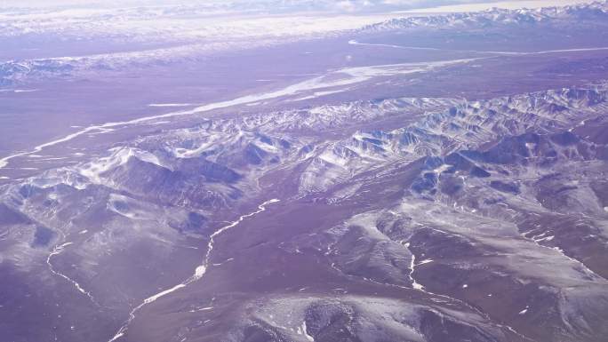 飞机上拍摄的甘肃新疆荒芜的戈壁山地雪山