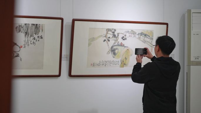 不文明观看画展