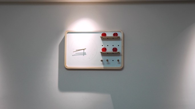 墙上的正方形摆件时钟