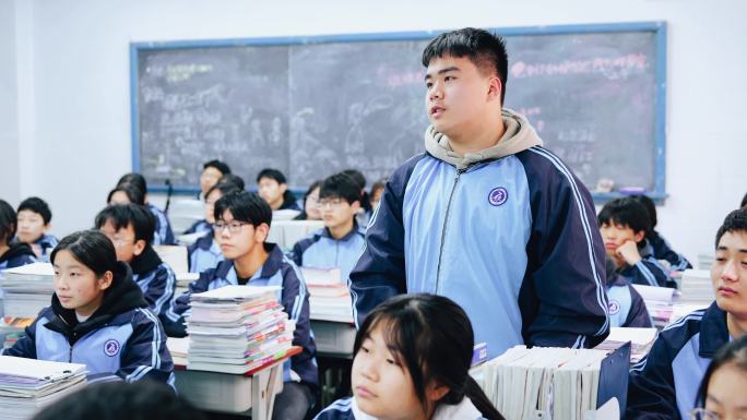 年轻女教师在课堂教学