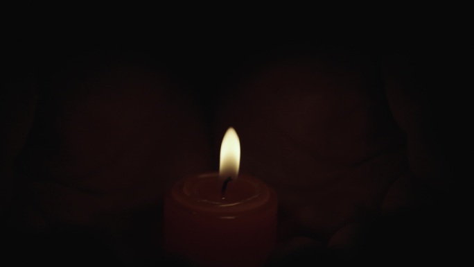 (4k原创)蜡烛 手捧红色的蜡烛 祈祷