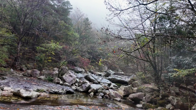 安徽大别山秋季天堂寨森林瀑布雾景