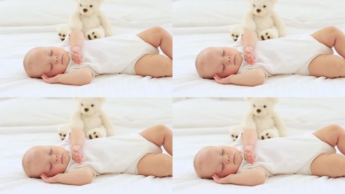 可爱的小新生儿和泰迪熊一起睡觉，甜蜜健康的婴儿睡在白色的婴儿床上，一个文字的地方