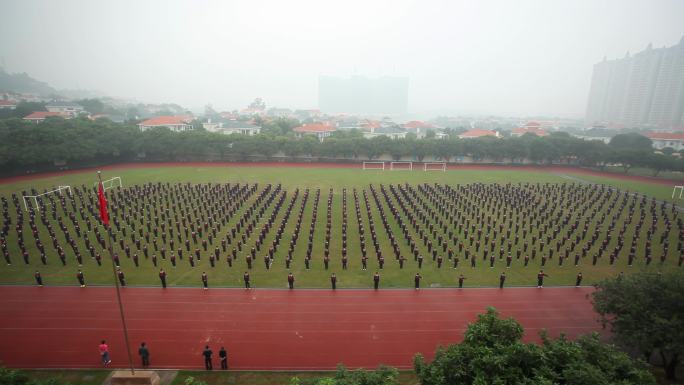 学生做早操课间操操场做早操