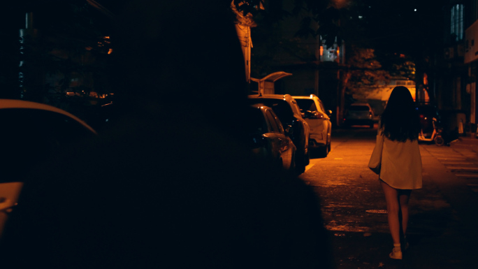 女孩深夜独自一人回家路上被陌生男子跟踪