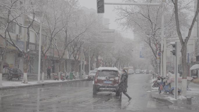 下雪雪后街道城市北方雪景