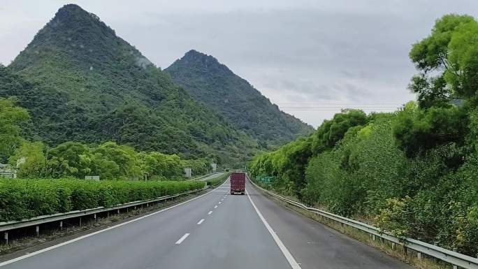 高速公路行驶风景高铁两旁桂林喀斯特地貌