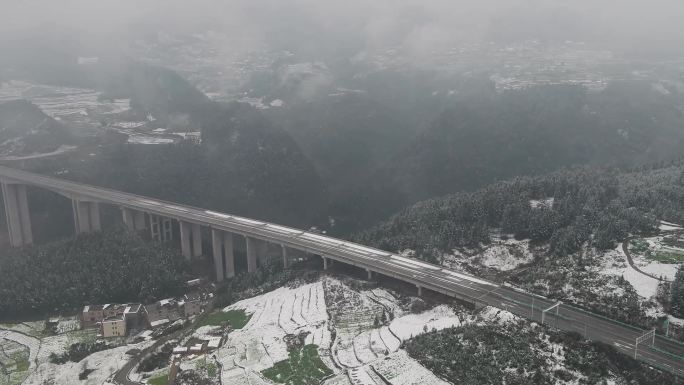 下雪天的高速公路 高速公路