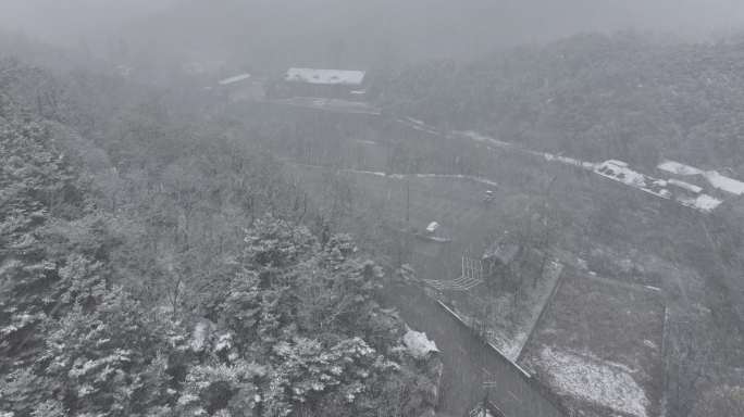 航拍山东昆嵛山无染寺景区的冬日飞雪