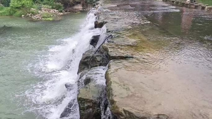 坝首河边流水水实拍水坝视频岩石瀑布