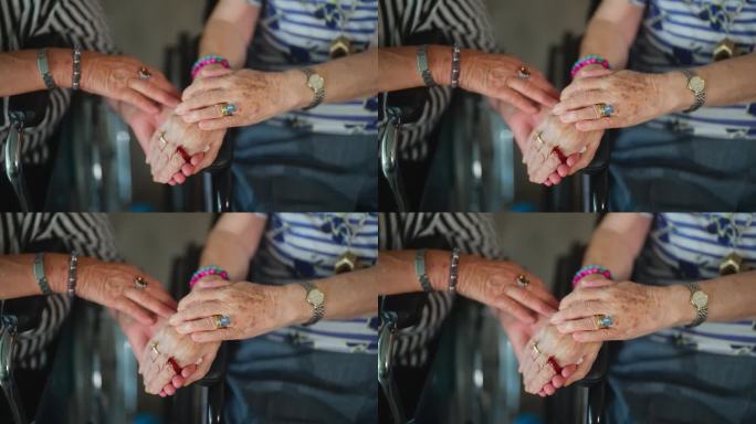 两个年长的女性朋友牵着彼此的手