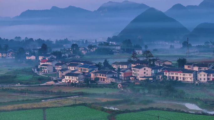 清晨的村庄，朝霞，雾