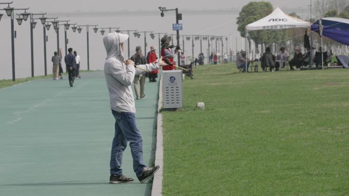 武昌江滩上放风筝的人