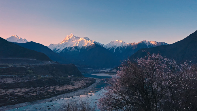 西藏日照金山雪山航拍合集4K