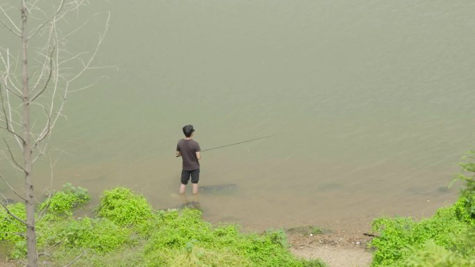 休闲河边钓鱼