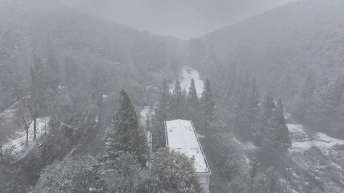 航拍山东昆嵛山无染寺景区的冬日飞雪