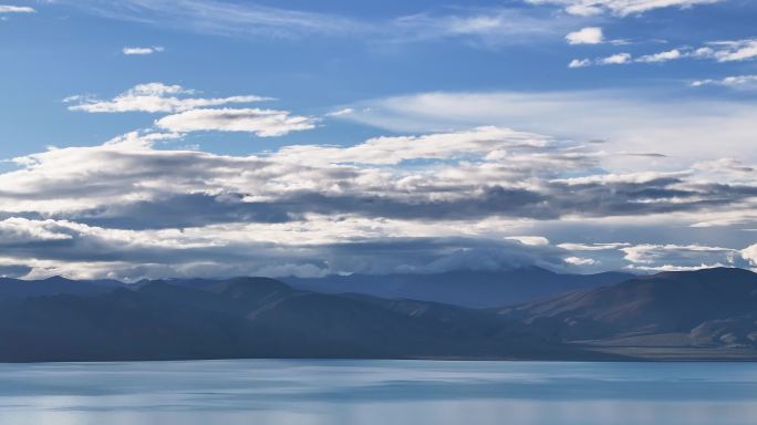 航拍西藏佩枯错湖山脉湖面风光