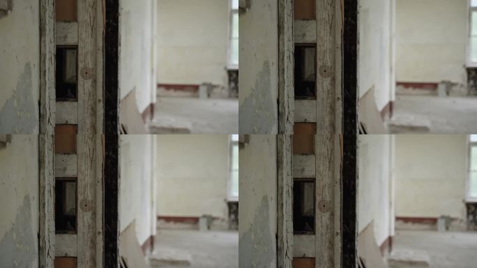 在废弃的房间里，旧木门的边缘，油漆破旧、开裂。