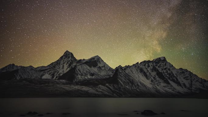 西藏阿玛直米宗措湖的星空银河延时摄影