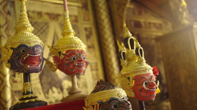 美丽的古老传统泰式图案特写哑剧或孔眼面具在木架上摆放着各种风格的人物。