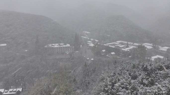 航拍山东昆嵛山无染寺景区的冬日飞雪