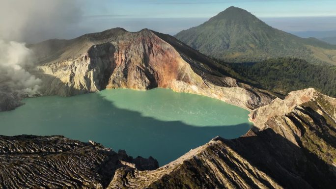 鸟瞰图环绕卡瓦伊真火山，火山口上有烟雾，绿松石湖，印度尼西亚爪哇一座活火山的硫磺开采