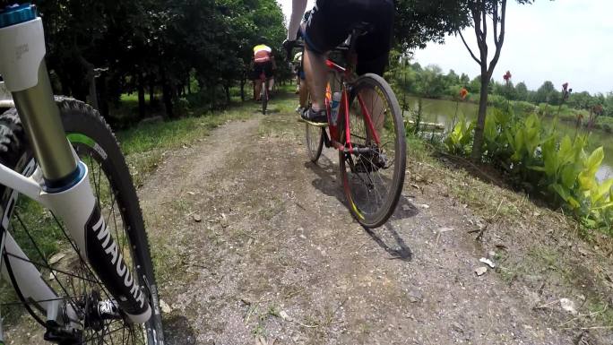 武汉山路骑行主观视角山路人