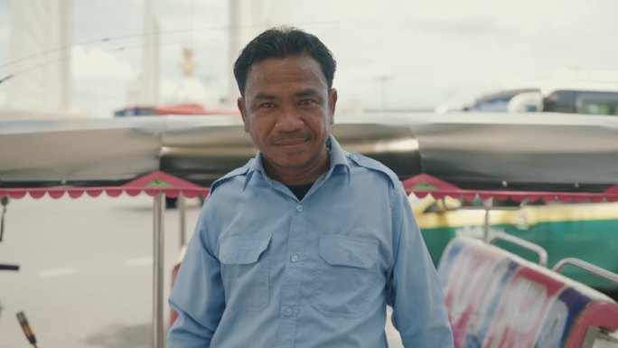 骄傲和积极的亚裔老年出租车司机笑着嘟嘟车。