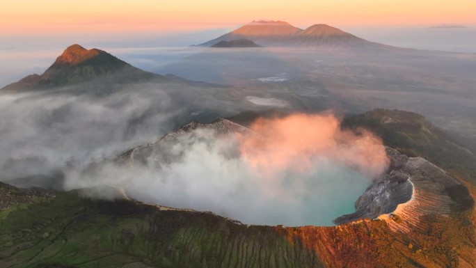 鸟瞰图环绕卡瓦伊真火山，火山口上有烟雾，绿松石湖，印度尼西亚爪哇一座活火山的硫磺开采