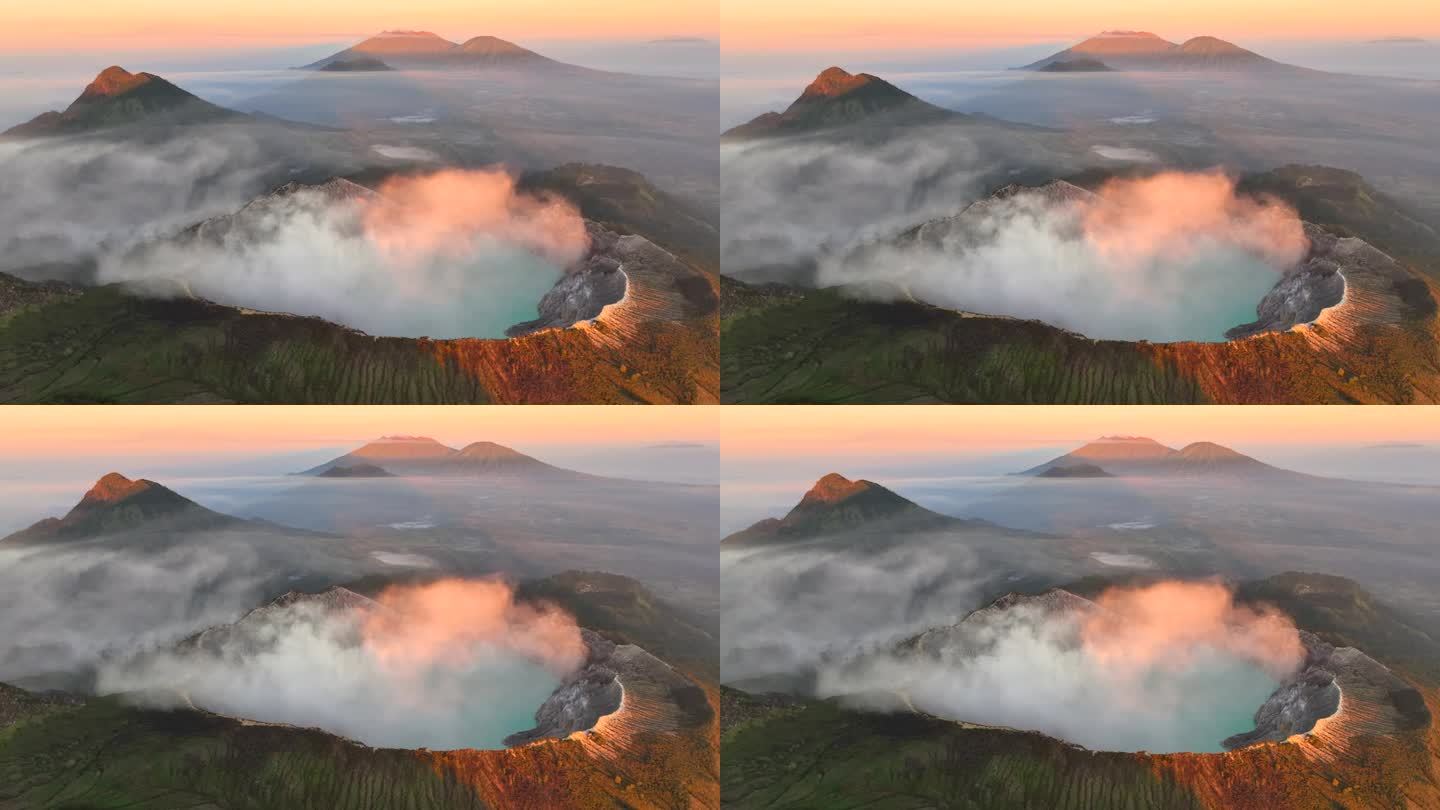 鸟瞰图环绕卡瓦伊真火山，火山口上有烟雾，绿松石湖，印度尼西亚爪哇一座活火山的硫磺开采