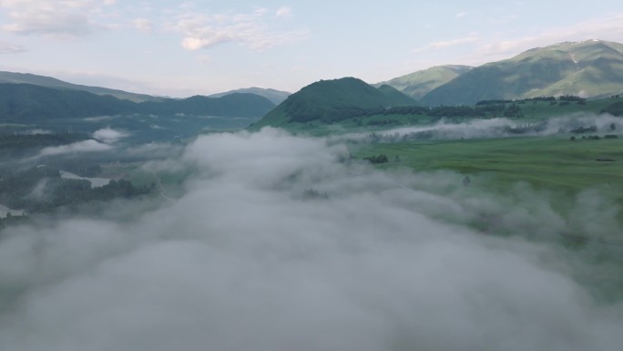 航拍夏季新疆禾木风景区的晨雾