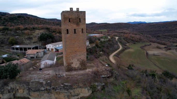 全景无人机视图的旧中世纪防御塔建于Reconquista的高度和周围地区的景观古代建筑的例子。Luz