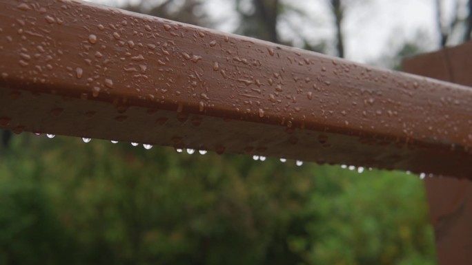 栏杆上的雨滴